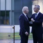El presidente Joe Biden y el secretario general de la OTAN Jens Stoltenberg