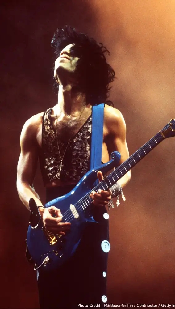 La guitarra azul de Prince subastada por 230.625 euros