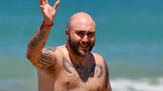 Kiko Rivera disfrutando de un día de playa