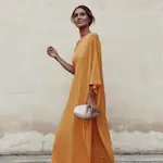 La influencer Carmen de la Cruz con vestido de invitada en color naranja/ Instagram @carmendelacruz