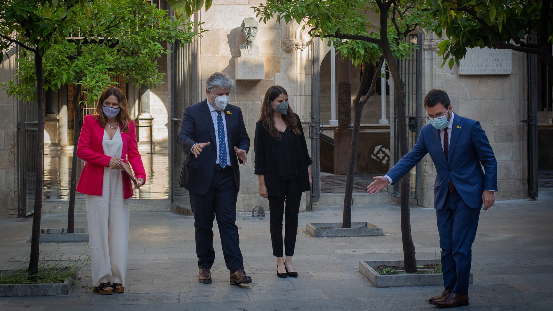 La consellera de Presidencia de la Generalitat, Laura Vilagrà, el presidente de JxCat en el Parlament de Catalunya, Albert Batet, la portavoz de JxCat en el Parlament de Catalunya, Mònica Sales, y el president de la Generalitat, Pere Aragonès, durante una reunión en el Palau de la Generalitat, a 14 de junio de 2021, en Barcelona. David Zorrakino / Europa Press14/06/2021