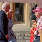 El presidente de Estados Unidos, Joe Biden, y la primera dama, Jill Biden, en la visita a la reina Isabel II este domingo en Windsor Castle. Reuters