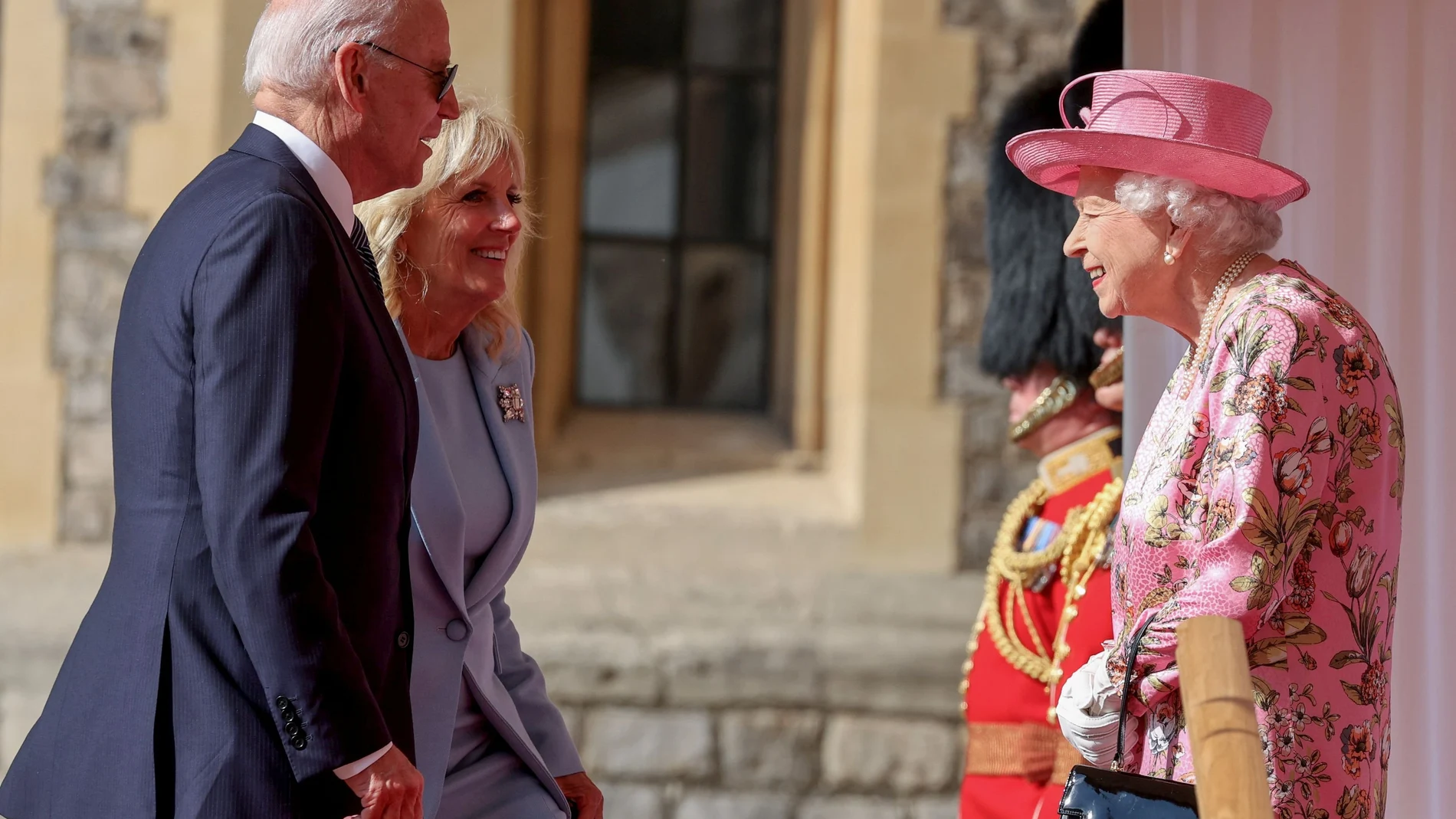 El presidente de Estados Unidos, Joe Biden, y la primera dama, Jill Biden, en la visita a la reina Isabel II este domingo en Windsor Castle. Reuters