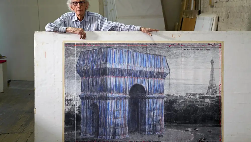 Christo en su estudio con un dibujo preparatorio para &quot;L'Arc de Triomphe, Wrapped&quot;