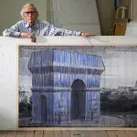 Christo en su estudio con un dibujo preparatorio para &quot;L&#39;Arc de Triomphe, Wrapped&quot;