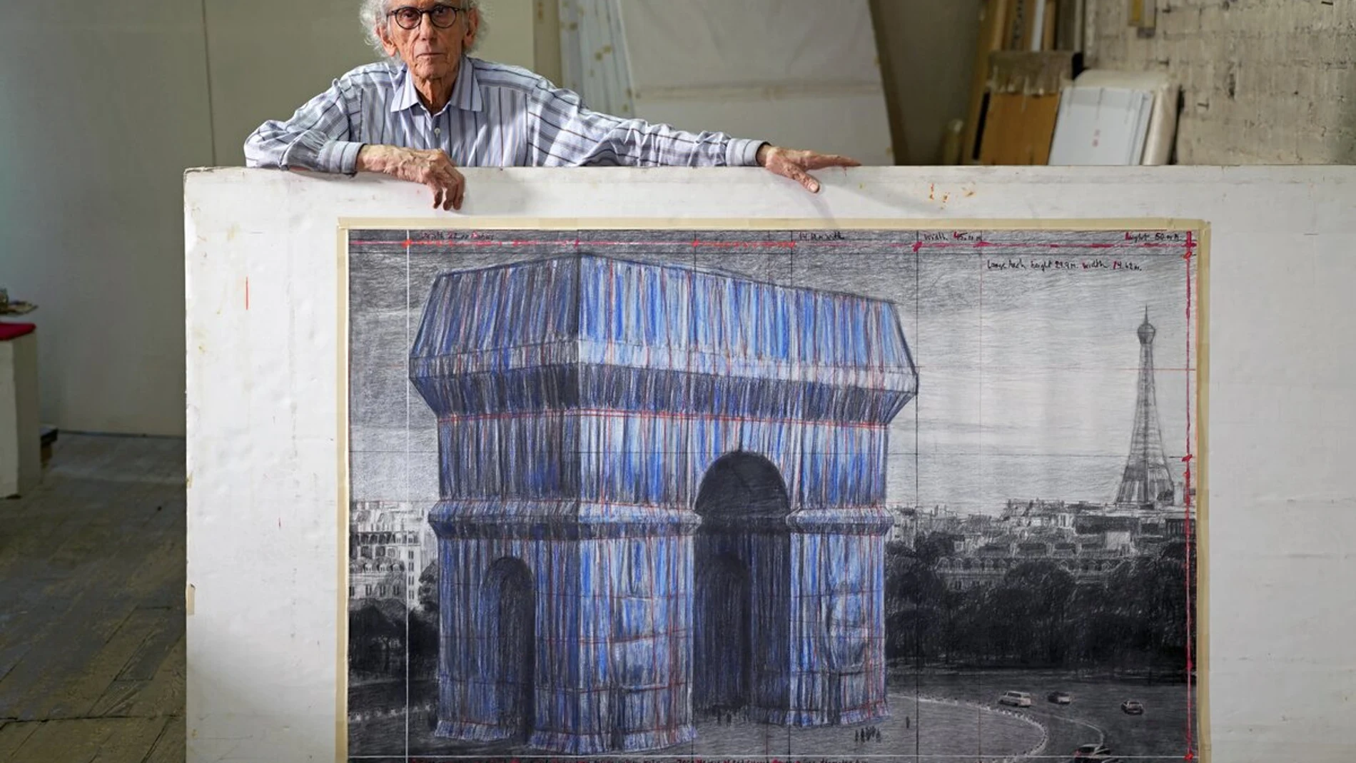 Christo en su estudio con un dibujo preparatorio para "L'Arc de Triomphe, Wrapped"