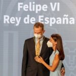 La reina Letizia felicita al rey Felipe VI, tras recibir de manos del presidente andaluz, Juanma Moreno, la primera Medalla de Honor de Andalucía hoy en el Palacio de San Telmo en Sevilla.
