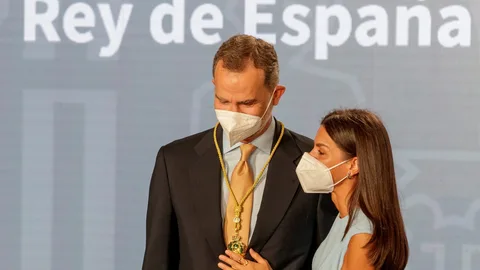 La reina Letizia felicita al rey Felipe VI, tras recibir de manos del presidente andaluz, Juanma Moreno, la primera Medalla de Honor de Andalucía hoy en el Palacio de San Telmo en Sevilla.