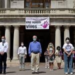 Representantes de todos los grupos políticos se manifiestan frente a la puerta del Ayuntamiento de Valencia en protesta por un crimen machista