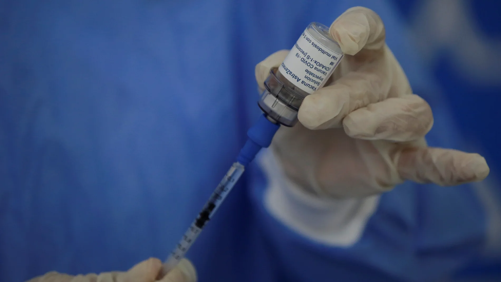 Personal sanitario prepara una dosis de la vacuna de AstraZeneca