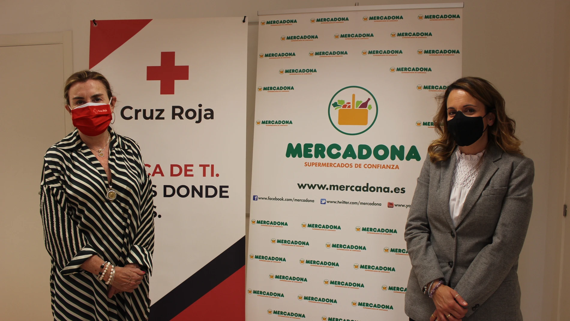 La presidenta provincial de Cruz Roja en Valladolid, Rosa Urbón, y la directora de Relaciones Externas de Mercadona en Valladolid, Laura del Palacio, suscriben el acuerdo
