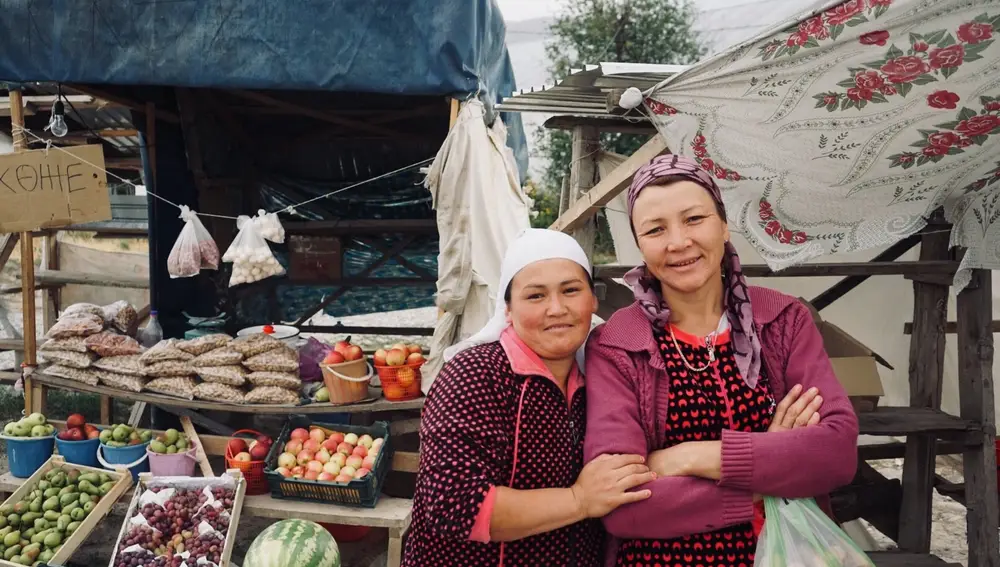 Mujeres posan junto a su puesto de comida cerca de Barnaúl.