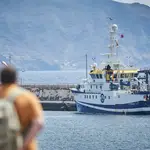 Un hombre observa cómo el buque oceanográfico &#39;Ángeles Alvariño&#39; parte del puerto de Santa Cruz de Tenerife, a 14 de junio de 2021