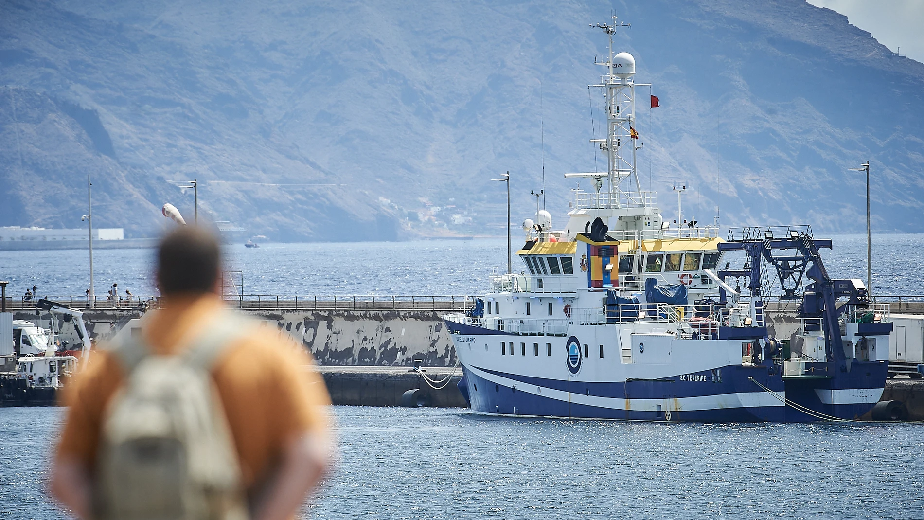 Un hombre observa cómo el buque oceanográfico 'Ángeles Alvariño' parte del puerto de Santa Cruz de Tenerife, a 14 de junio de 2021