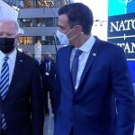 Pedro Sánchez (d), junto al mandatario de Estados Unidos, Joe Biden en una cumbre de la OTAN