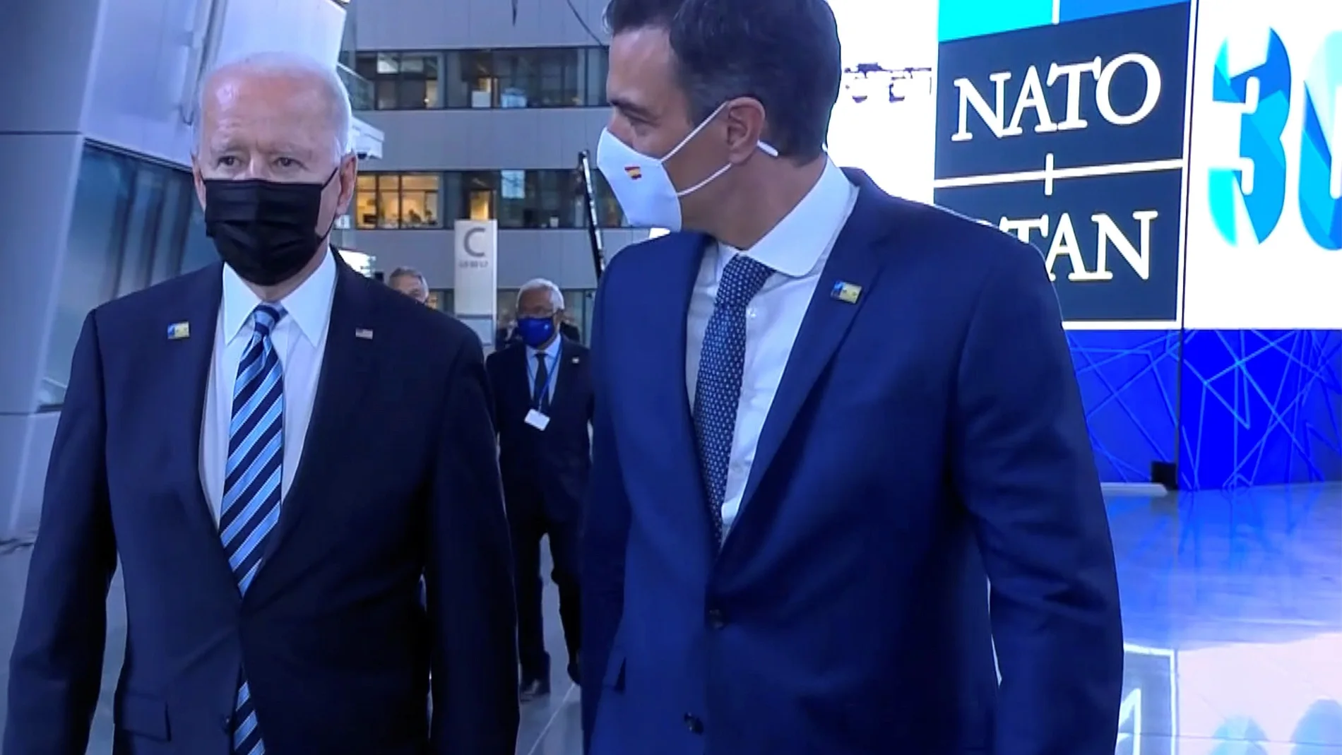 Pedro Sánchez (d), junto al mandatario de Estados Unidos, Joe Biden en una cumbre de la OTAN