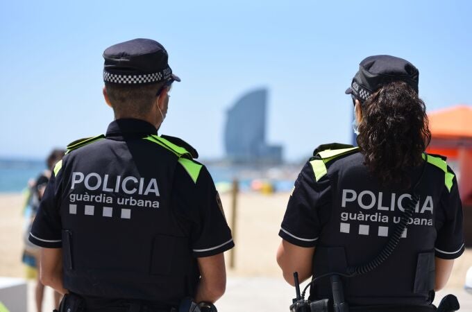 Imagen de archivo de dos agentes de la Guardia Urbana en la playa de BarcelonaGUARDIA URBANA DE BARCELONA14/06/2021