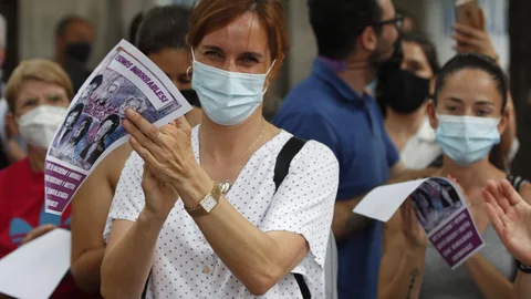 La portavoz de Mas Madrid Mónica García durante la concentración convocada este martes para evitar que se borre el mural dedicado a seis mujeres del distrito de Villa de Vallecas