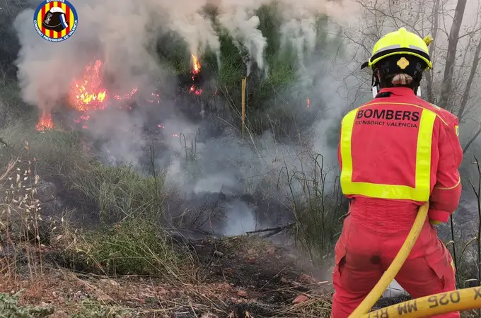 El Síndic denuncia los contratos irregulares del Botànic a los bomberos autonómicos