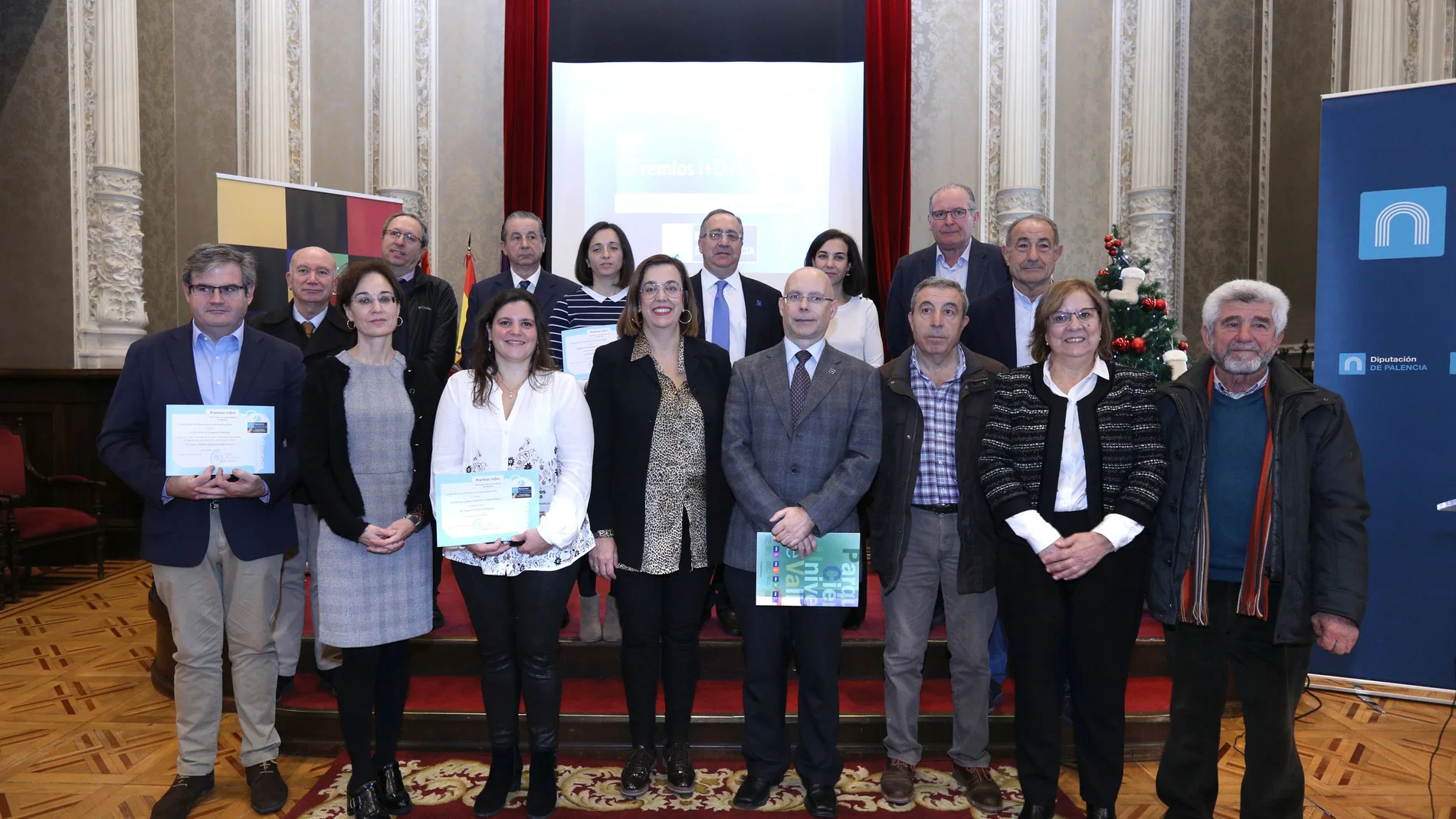 La presidenta de la Diputación de Palencia, Ángeles Armisén, junto a los galardonados de la anterior edición