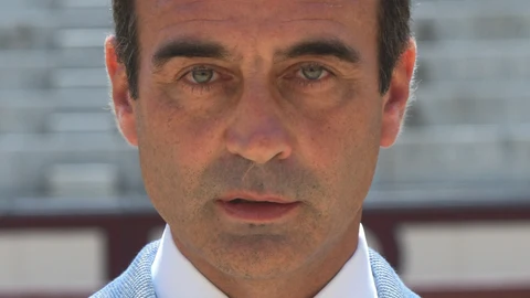 Enrique Ponce posa tras recibir la oreja de oro especial por sus 30 años continuados de profesión, a 15 de junio de 2021, en Madrid (España).TOROS;OREJA DE ORO;TORERO;PREMIOJosé Oliva / Europa Press15/06/2021