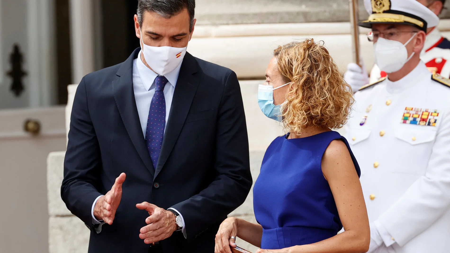 MADRID, 15/06/2021.- El presidente del Gobierno, Pedro Sánchez, conversa con la presidenta del Congreso, Meritxell Batet