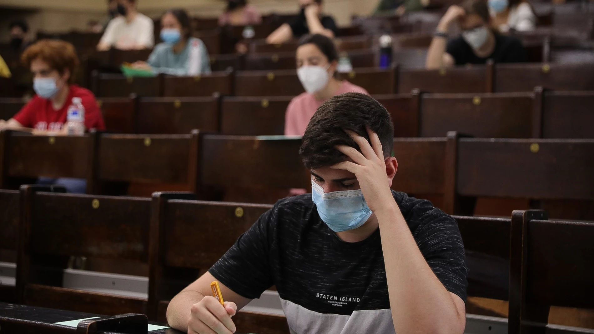 Un estudiante durante la prueba de acceso a la Universidad del año 2021 | Fuente: EUROPA PRESS - MARÍA JOSÉ LÓPEZ