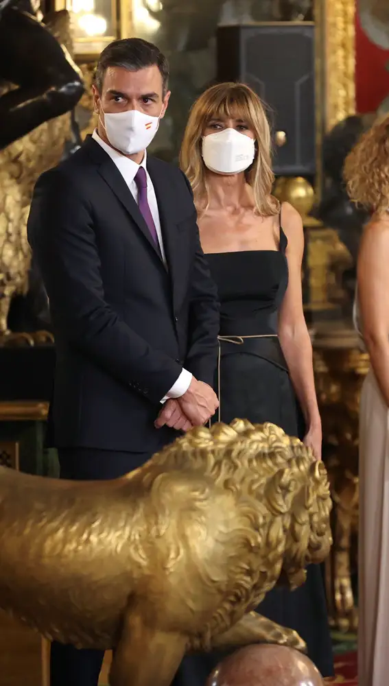El Presidente del Gobierno, Pedro Sánchez y su esposa María Begoña Gómez, durante la cena de estado celebrada hoy martes en el Palacio Real, en Madrid.