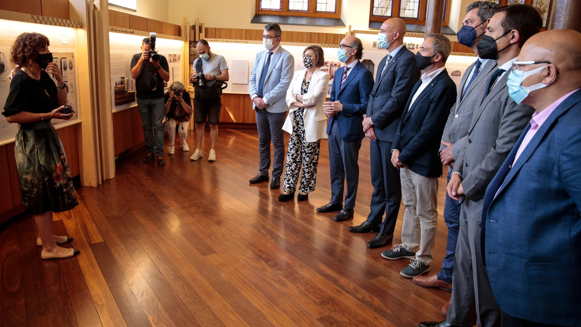 El consejero de Cultura y Turismo, Javier Ortega; el presidente de Fundos, Jorge Luis García; el director general de Fundos, José María Viejo del Pozo; la directora regional del Sabadell Herrero en León, Cristina Santos, y el alcalde de León, José Antonio Diez, entre otras autoridades, participan en la reapertura e inauguración de los nuevos espacios expositivos del Museo Casa Botines Gaudí