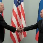 El presidente de Estados Unidos, Joe Biden, y el presidente de Rusia, Vladimir Putin. REUTERS