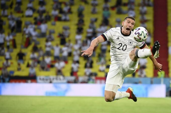 Robin Gosens trata de controlar el balón durante el partido hoy entre Alemania y Francia.