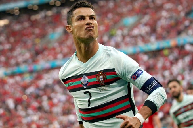 Cristiano Ronaldo celebra uno de los dos goles que le marcó a Hungría