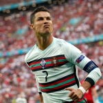 Cristiano Ronaldo celebra uno de los dos goles que le marcó a Hungría