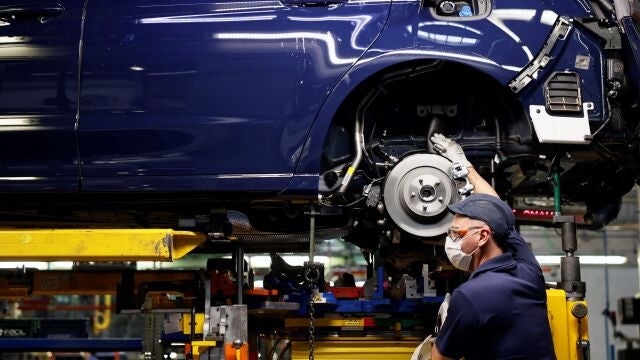 Imagen de un trabajador en la factoría de Ford Almussafes