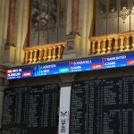 Varias pantallas muestran información bursátil al cierre de la Bolsa de Madrid