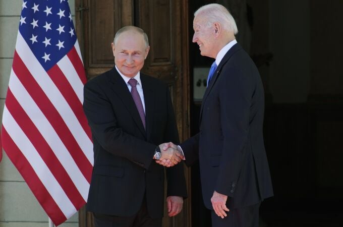 La última vez que los dos líderes se habían visto en persona fue en 2011 en Moscú cuando Biden era vicepresidente de Barak Obama y Putin primer ministro. AP