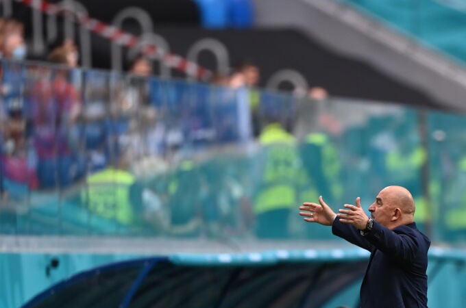 El entrenador ruso Stanislav Cherchesov y su gesto con la Coca-Cola