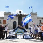 USA328. WASHINGTON (ESTADOS UNIDOS), 15/06/2021.- Activistas de la Coalición por la Libertad de Nicaragua realizan un plantón frente a la sede de la Organización de Estados Americanos (OEA), hoy, en Washington (Estados Unidos). A pesar de sus diferencias sobre la situación de Nicaragua, una amplia mayoría compuesta por 26 países se unió este martes en la Organización de Estados Americanos (OEA) para exigir al presidente nicaragüense, Daniel Ortega, la liberación "inmediata" de los aspirantes presidenciales detenidos. EFE/ Lenin Nolly