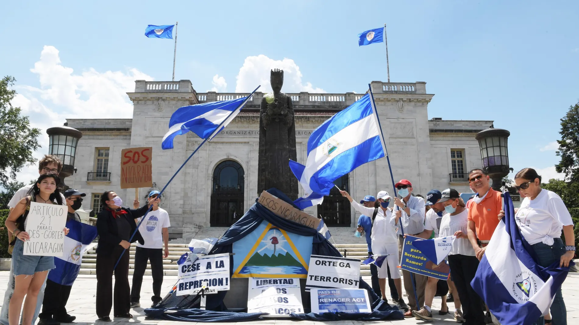 USA328. WASHINGTON (ESTADOS UNIDOS), 15/06/2021.- Activistas de la Coalición por la Libertad de Nicaragua realizan un plantón frente a la sede de la Organización de Estados Americanos (OEA), hoy, en Washington (Estados Unidos). A pesar de sus diferencias sobre la situación de Nicaragua, una amplia mayoría compuesta por 26 países se unió este martes en la Organización de Estados Americanos (OEA) para exigir al presidente nicaragüense, Daniel Ortega, la liberación "inmediata" de los aspirantes presidenciales detenidos. EFE/ Lenin Nolly