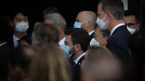 El presidente de la Generalitat, Pere Aragonés (i) y el Rey Felipe VI (d), a su llegada al W Barcelona