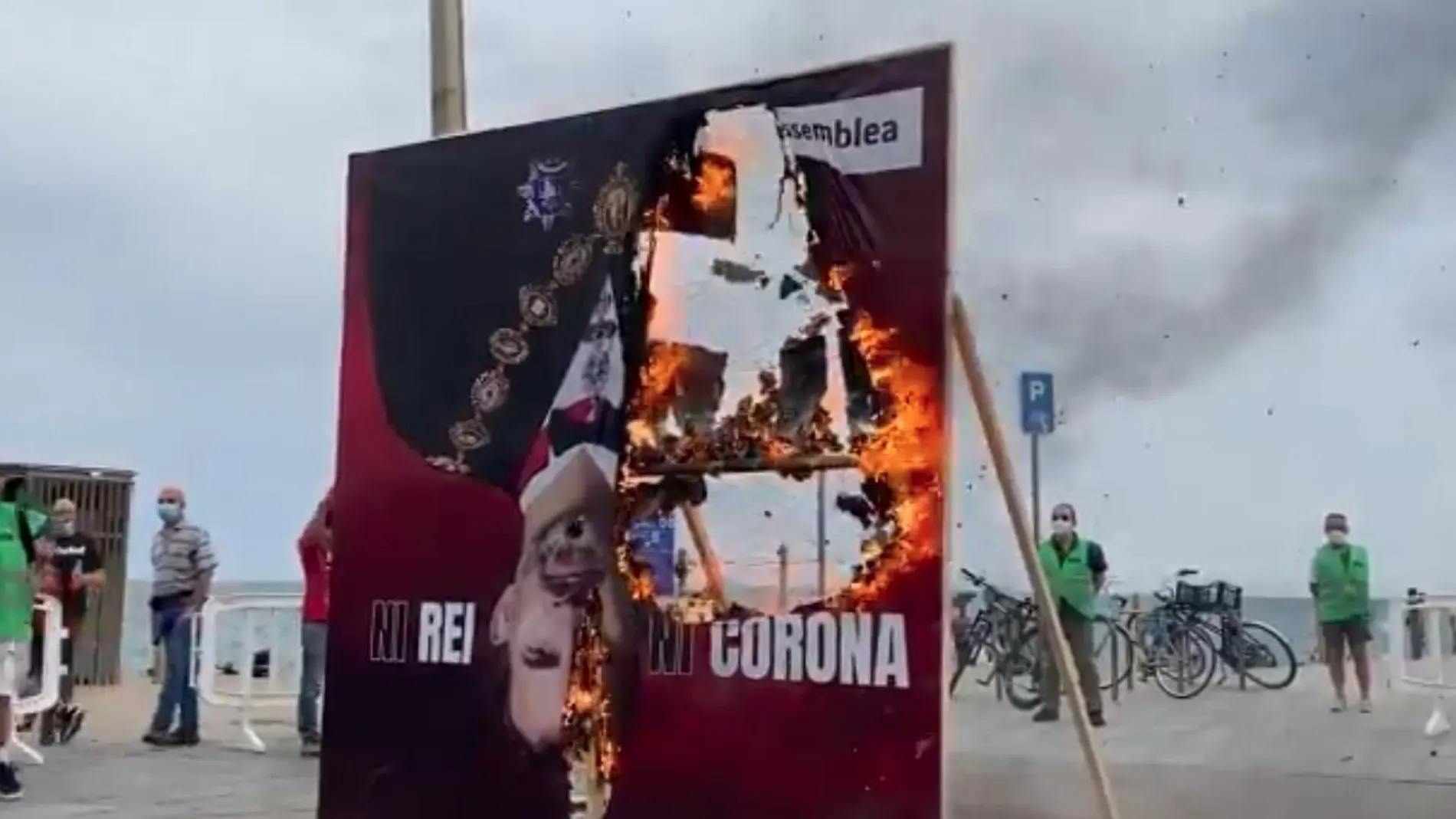 La pancarta quemada por la ANC en rechazo al Rey