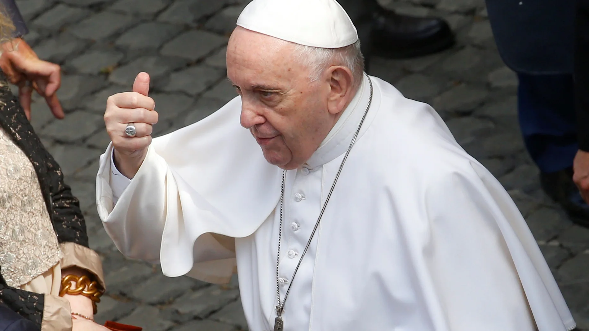 El Papa levanta el pulgar en señal de aprobación durante su audiencia general en el Patio de San Dámaso (Vaticano)