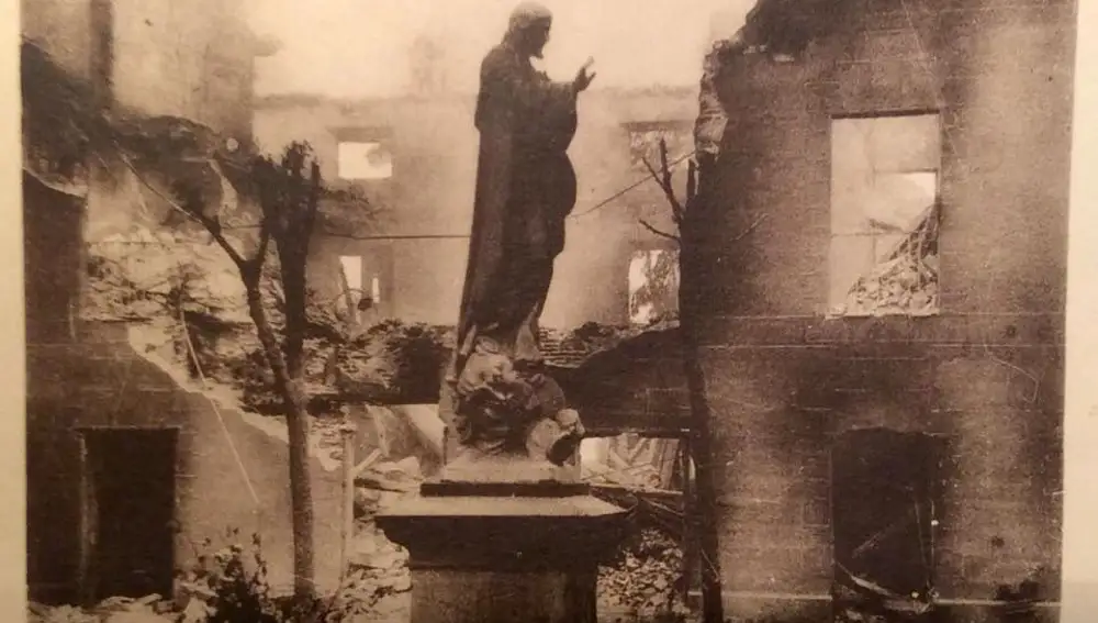 Resto de una iglesia incendiada en mayo de 1931
