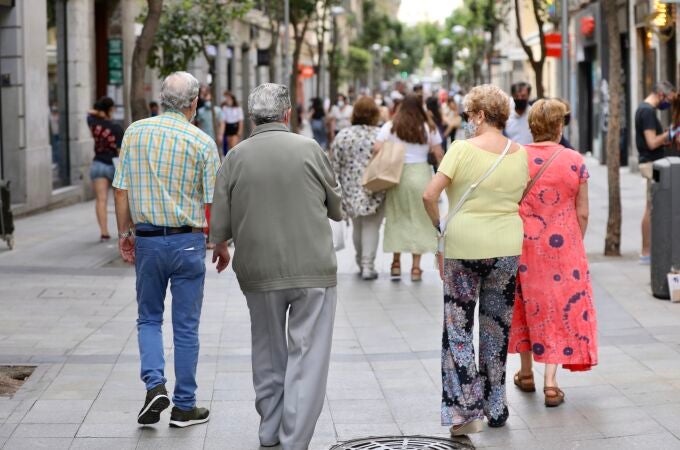 Jubilados paseando por las calles de Madrid