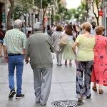 Jubilados paseando por las calles de Madrid