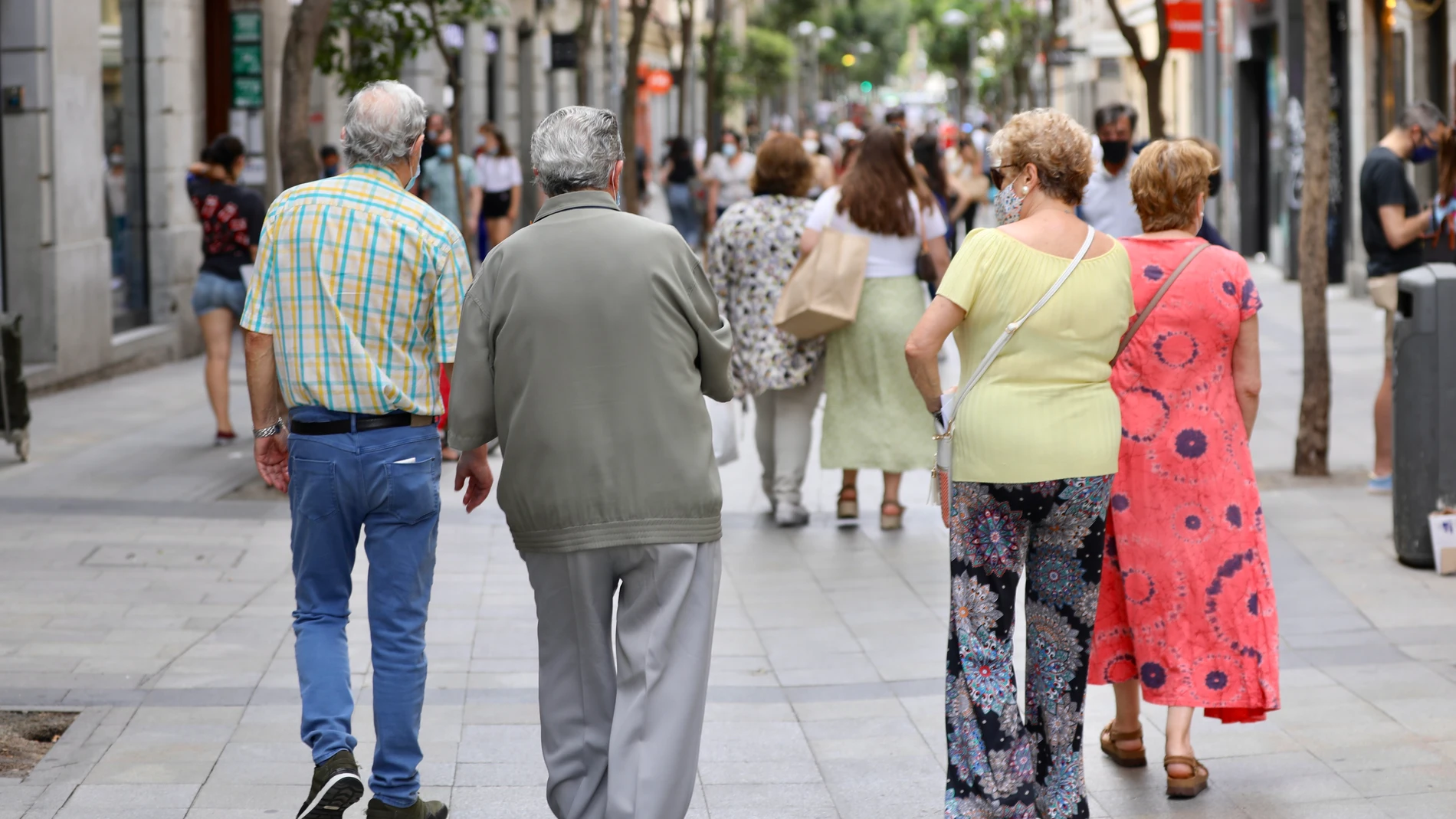 Jubilados paseando por las calles de Madrid