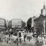La Puerta del Sol en 1880, donde convivían los carros y tranvías