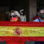 Una mujer sostiene una bandera de España en contra de la ley de eutanasia, en el Tribunal Constitucional