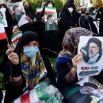 Mujeres seguidoras de Ebrahim Rai con póster con su cara. EFE