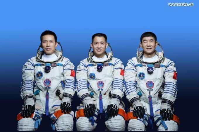Esta foto sin fecha muestra a los astronautas chinos Nie Haisheng (C), Liu Boming (D) y Tang Hongbo, quienes llevarán a cabo la misión de vuelo espacial tripulado Shenzhou-12.XU BU/XINHUA16/06/2021 ONLY FOR USE IN SPAIN